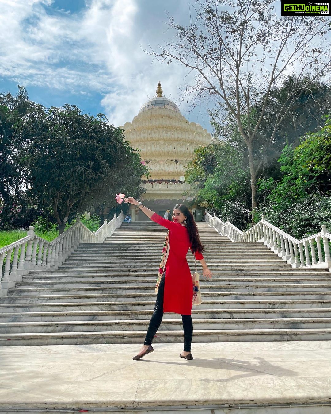 Karishma Sharma Instagram - Take a break, Rejuvenate, Refresh, Rediscover yourself with the best crew. Sri Sri Ravishankar Ashram