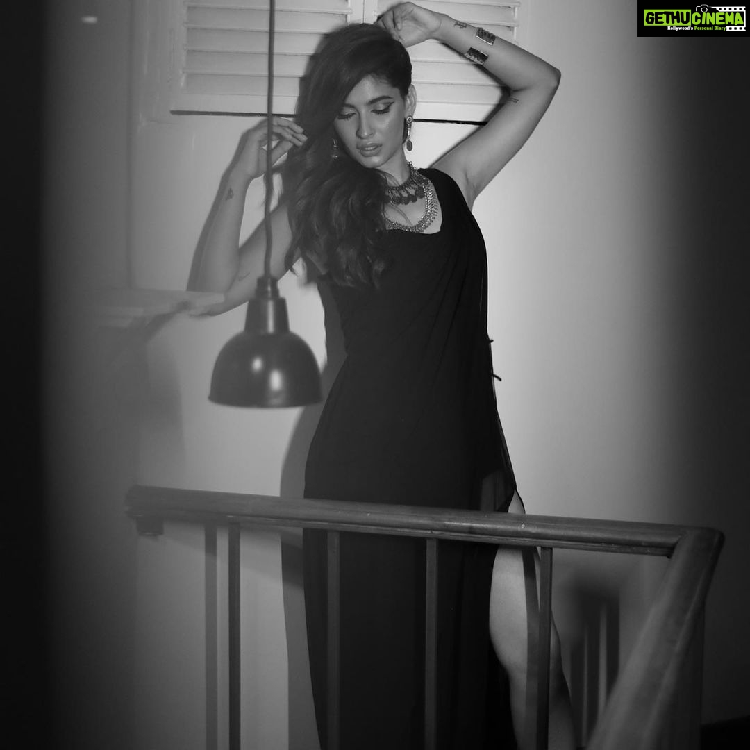 Karishma Sharma Instagram - π€π€π€ πΈ : @aishwaryaa_nayak_photography MUA : @nisha.karna HA : @aqshataa.mani Location: @abode.bombay Styled By: @mallaikaa07 #styledbymallaikaa Asst by: @sincerely__styles Outfit: @labelmannatgupta Jewellery: @redstone.jewellery