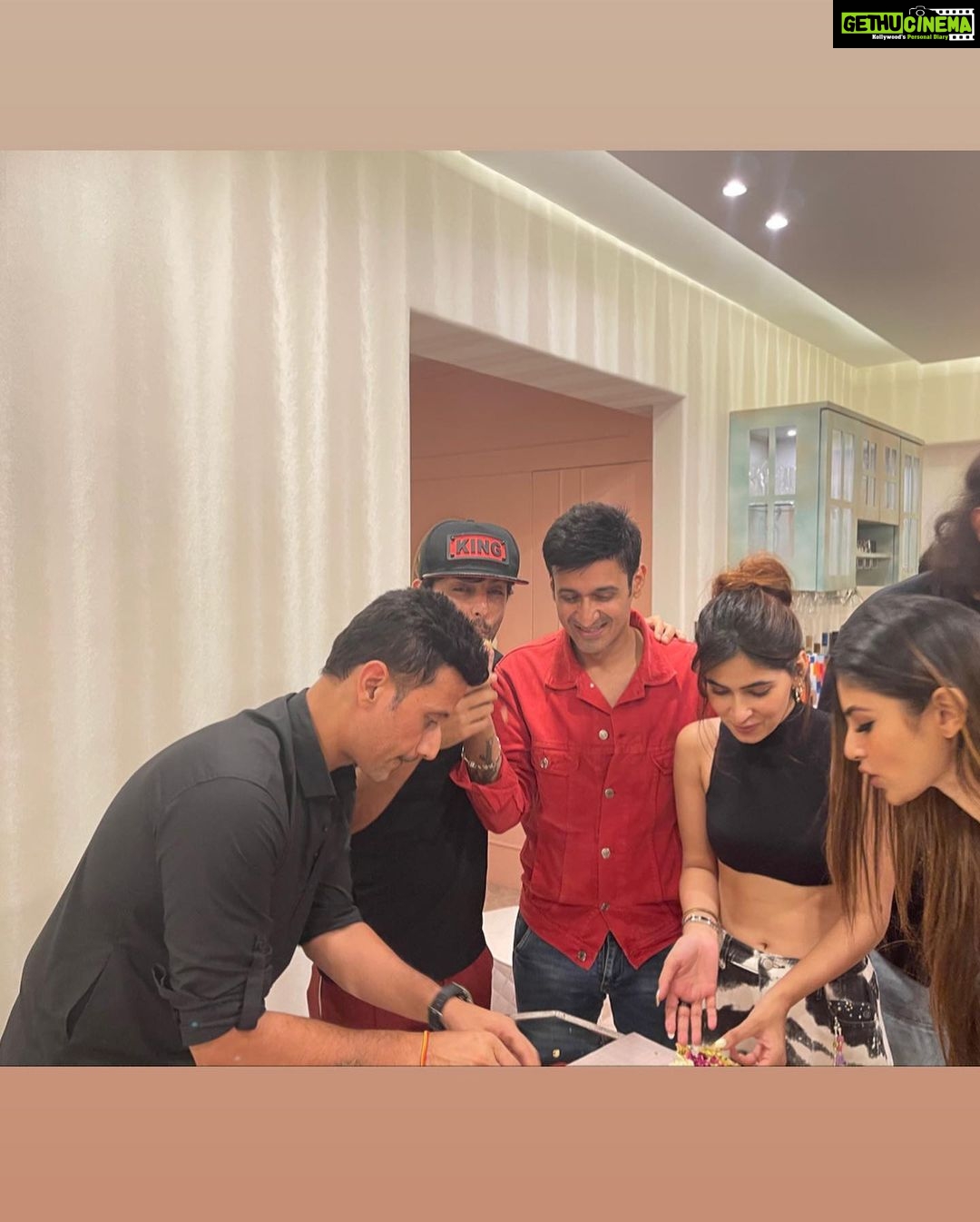 Karishma Sharma Instagram - Good people, Good food and good music is all we need. What a vibe 😆
