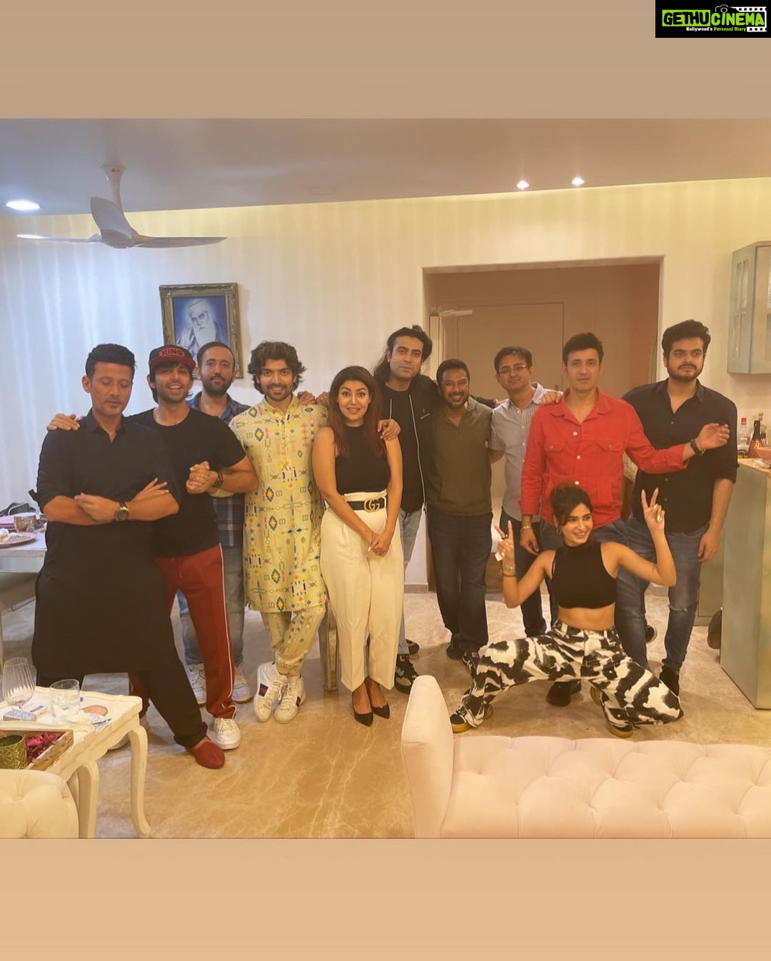 Karishma Sharma Instagram - Good people, Good food and good music is all we need. What a vibe 😆