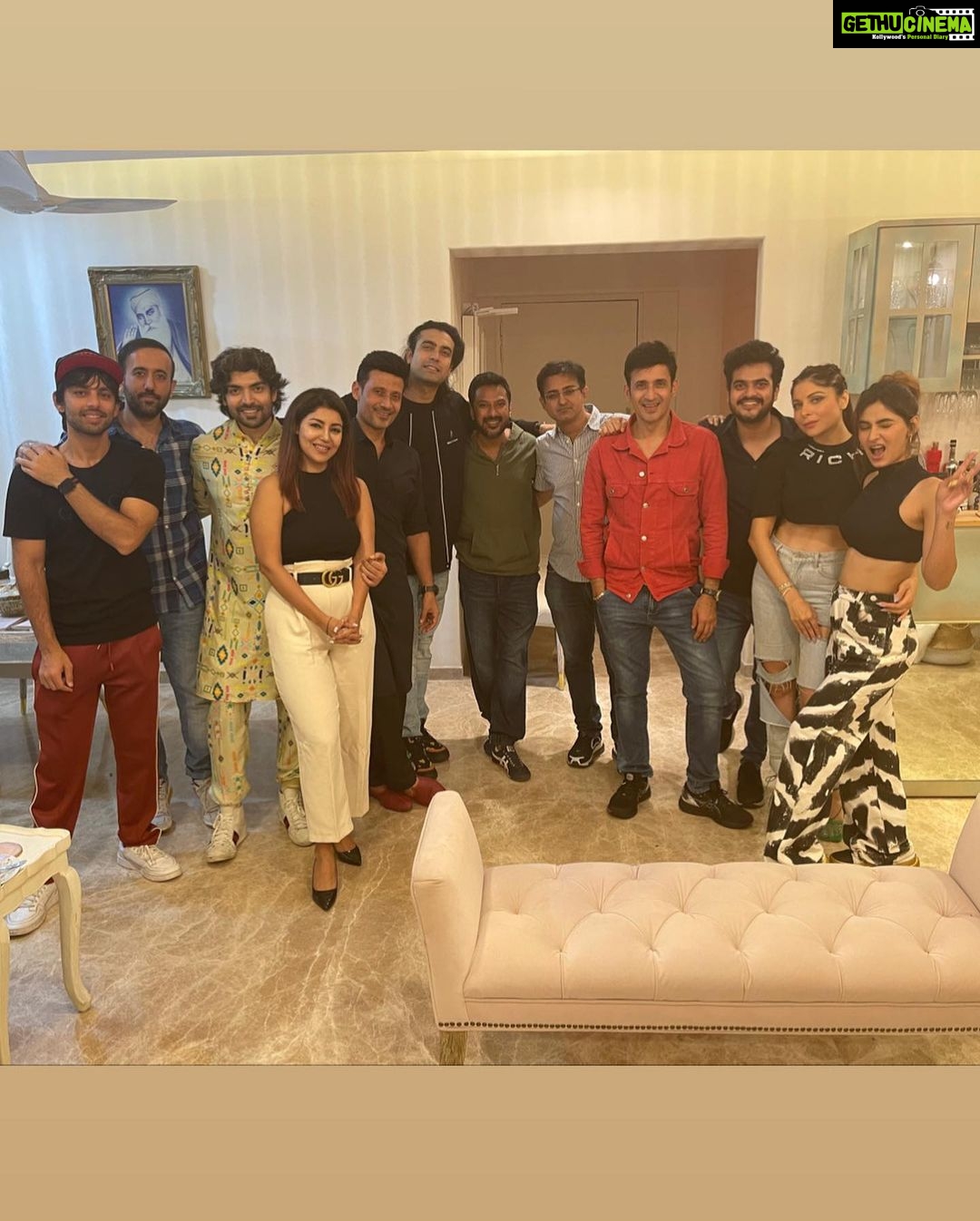 Karishma Sharma Instagram - Good people, Good food and good music is all we need. What a vibe 😆