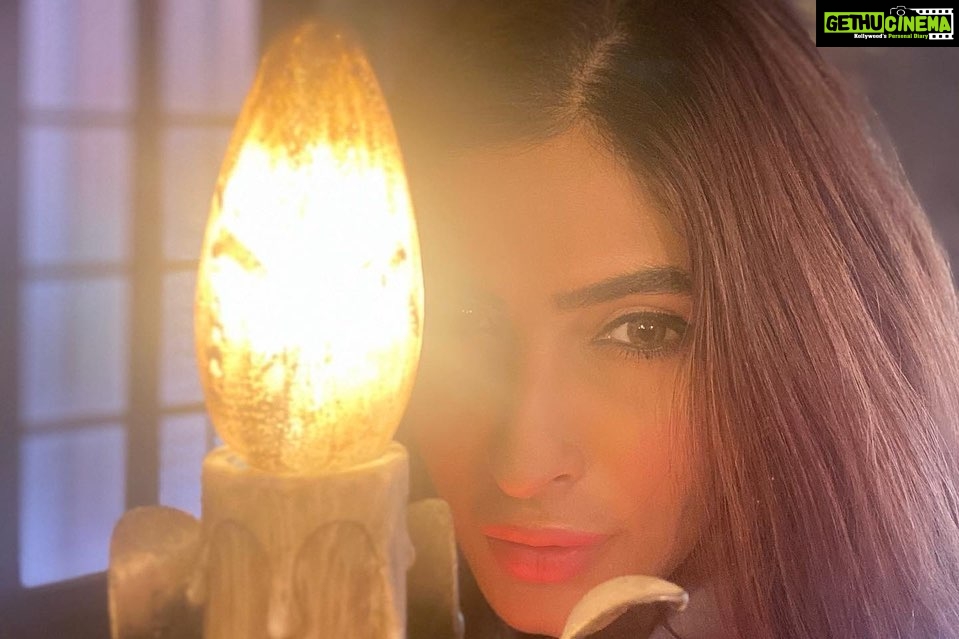 Karishma Sharma Instagram - Calcutta is not for everyone. You want your city clean and green, stick to Delhi. You want your city rich and impersonal, go to Bombay. You want them hi-tech and full of draught beer, Bangalore’s your place. But if you want a city with a soul, come to Calcutta.” – Vir Sanghvi Miss the city ❤️ Shot by @chobiwalaa__