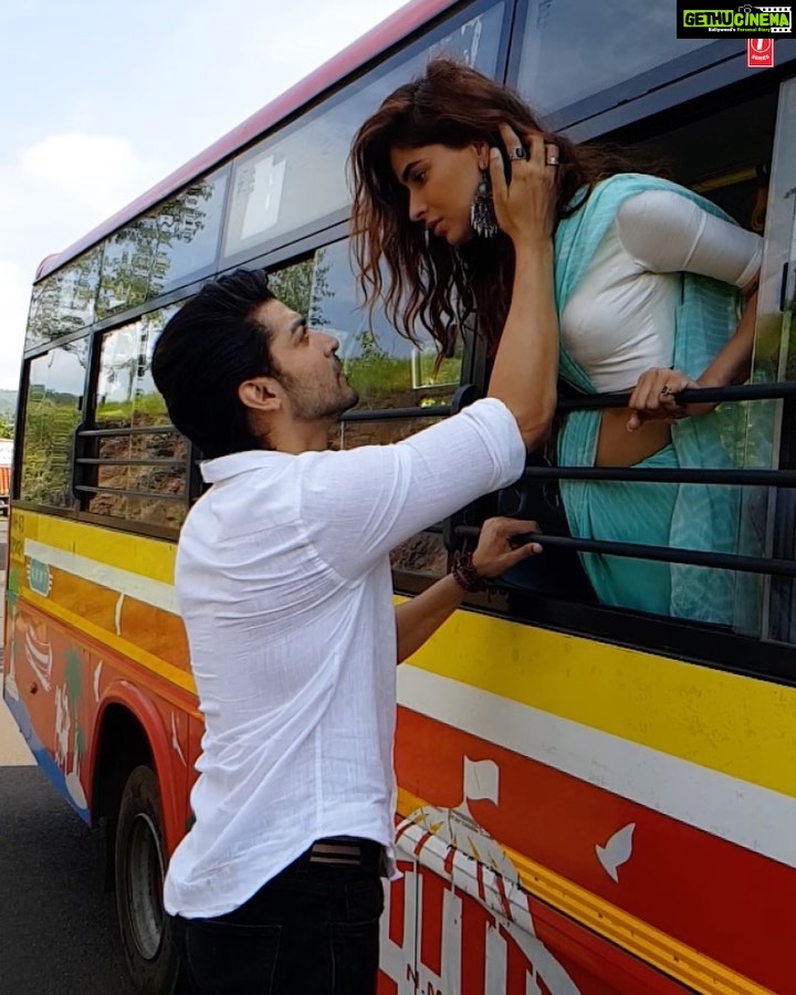 Karishma Sharma Instagram - Barsaat ke din aaye, Mulakat ke din aaye ☔ #Barsaatkidhun out tomorrow. Stay tuned. #tseries @tseriesmusic #BhushanKumar @guruchoudhary @JubinNautiyalOfficial @RashmiViragOfficial @RochakKohliMusic @ashishforfilms