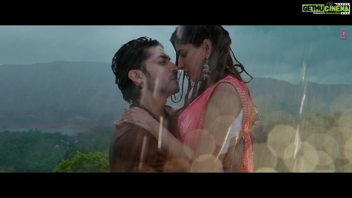 Karishma Sharma Instagram - Barsaat Mein Hum Se Mile Tum ☔️ #Barsaatkidhun Teaser out now. Stay tuned. Song releasing on 20th July 2021. #tseries @tseries.official #BhushanKumar @guruchoudhary @jubin_nautiyal @therashmivirag @rochakkohli @ashishforfilms