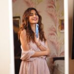 Karishma Sharma Instagram - The Mi 11 lite has the perfect hue for you! Available in beautiful Tuscany Coral, Jazz Blue, Vinyl Black colors and loaded with a 10-bit AMOLED display, your eyes will enjoy a wide spectrum of colors. Carry the Mi 11 Lite with you whereever you go as this smartphone is slimmest in the world with a host of features, and remaining light as ever so that you can have the best of both worlds! Check out @xiaomiindia for more details. #LiteAndLoaded #Mi11Lite #mismartphone