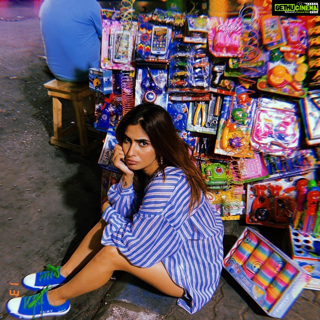 Karishma Sharma Instagram - Connecting with your childhood is the best gift you can give yourself. 1. Everytime my mom said no to buying me a toy I would sit on the floor and create a scene and be all grumpy. 😂 nautanki 2. Sheena and I used to run after school was over to buy kacha kairi and there were times I would also jump up the trees to get some more for another friend (quiet a monkey as a kid). 3. Foood is an extension of friendship and we all love puchka (Paani Puri) given the joy they bring. Be connected to the child within you - it’s the ultimate key to happiness ya’all. 😁🐒💙 KOLKATA-কোলকাতা