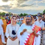 Karishma Sharma Instagram - I felt a deep connection with @srisriravishankar because of the Shiva consciousness and creation and manifestation he talks about, everytime im in distress and searching for an answer watching his interviews has always helped. Finally was fortunate to visit the aashram. The place is soulful and serene: it heals you in a way. The walk around the lake was tranquil and, it being the the animal friendly place it was, I made a new friend. Indrani and I feel we definitely enjoyed our small meet. Thank you @meranivishal for making this happen 🙏