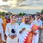 Karishma Sharma Instagram - I felt a deep connection with @srisriravishankar because of the Shiva consciousness and creation and manifestation he talks about, everytime im in distress and searching for an answer watching his interviews has always helped. Finally was fortunate to visit the aashram. The place is soulful and serene: it heals you in a way. The walk around the lake was tranquil and, it being the the animal friendly place it was, I made a new friend. Indrani and I feel we definitely enjoyed our small meet. Thank you @meranivishal for making this happen 🙏