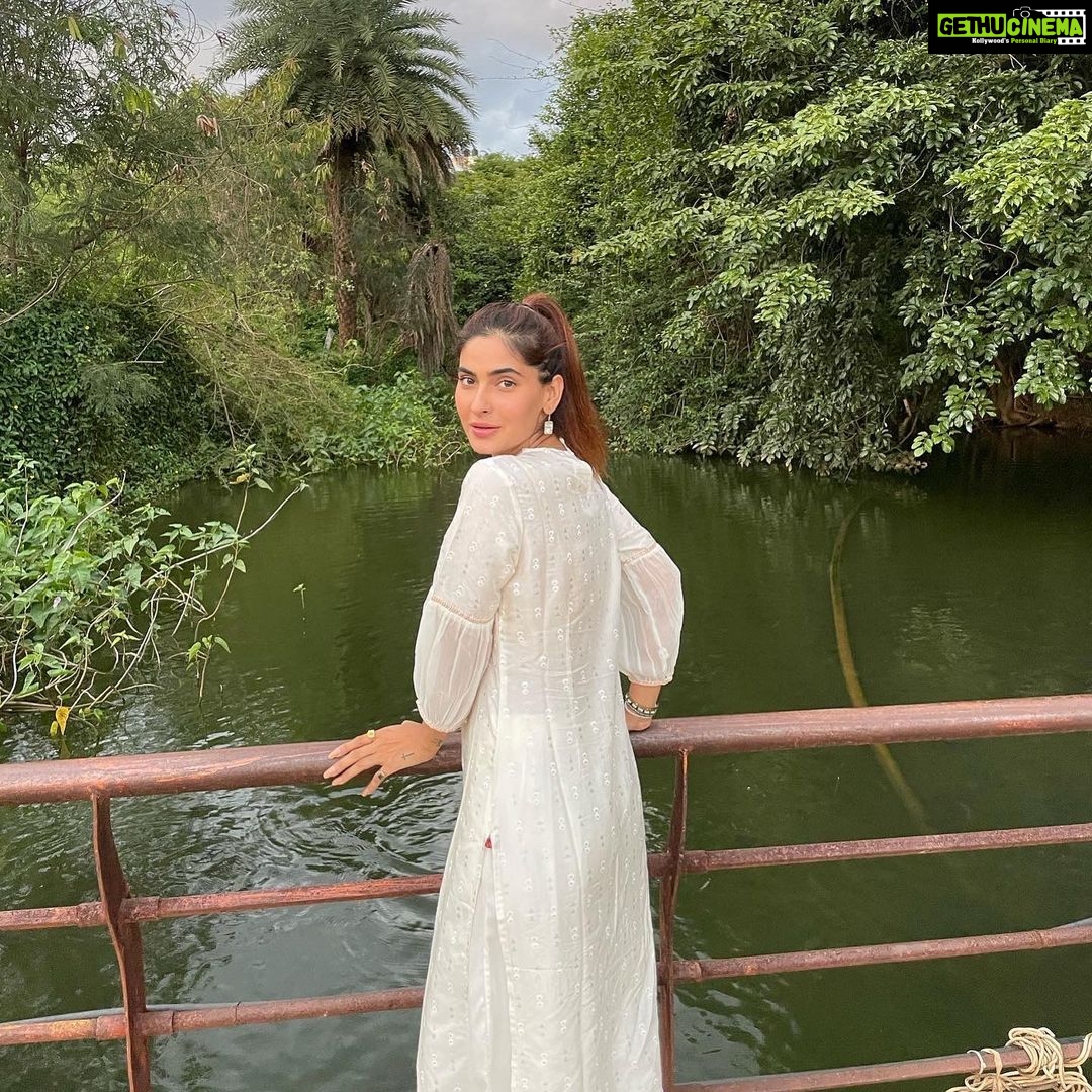 Karishma Sharma Instagram - I felt a deep connection with @srisriravishankar because of the Shiva consciousness and creation and manifestation he talks about, everytime im in distress and searching for an answer watching his interviews has always helped. Finally was fortunate to visit the aashram. The place is soulful and serene: it heals you in a way. The walk around the lake was tranquil and, it being the the animal friendly place it was, I made a new friend. Indrani and I feel we definitely enjoyed our small meet. Thank you @meranivishal for making this happen π