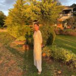 Karishma Sharma Instagram - I felt a deep connection with @srisriravishankar because of the Shiva consciousness and creation and manifestation he talks about, everytime im in distress and searching for an answer watching his interviews has always helped. Finally was fortunate to visit the aashram. The place is soulful and serene: it heals you in a way. The walk around the lake was tranquil and, it being the the animal friendly place it was, I made a new friend. Indrani and I feel we definitely enjoyed our small meet. Thank you @meranivishal for making this happen 🙏