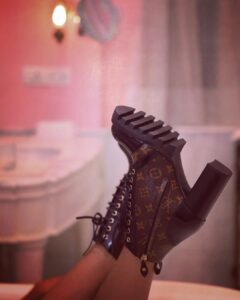 Karishma Sharma Instagram - “I Don’t Need A Weapon I’m One.”

📸 @nomadic_influenzaaa @aishwaryaa_nayak_photography 

💄 @makeupbykhushikhivishra 

Pants  @bershka 

Boots @louisvuitton

Location @tajmahalmumbai