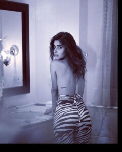 Karishma Sharma Instagram - “I Don’t Need A Weapon I’m One.”

📸 @nomadic_influenzaaa @aishwaryaa_nayak_photography 

💄 @makeupbykhushikhivishra 

Pants  @bershka 

Boots @louisvuitton

Location @tajmahalmumbai
