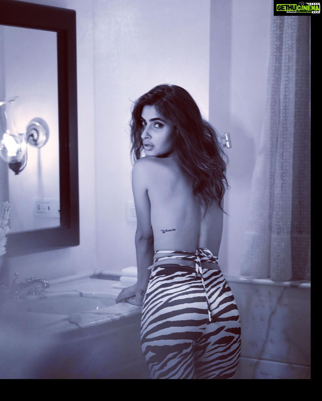 Karishma Sharma - 136.1K Likes - “I Don’t Need A Weapon I’m One.”
📸 @nomadic_influenzaaa @aishwaryaa_nayak_photography
💄 @makeupbykhushikhivishra
Pants @bershka
Boots @louisvuitton
Location @tajmahalmumbai