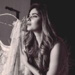 Karishma Sharma Instagram - All glammed up by the best, @kajolrpaswwan. Here's to the team, behind this! 🙆‍♀️ Look created and conceptualised by @kajolrpaswwan Hair @kajolrpaswwanteam Outfit @dollyjstudio Jewellery @raniwala1881 Stylist @simran_kabra Photographer @luvisrani Location @renaissancemum