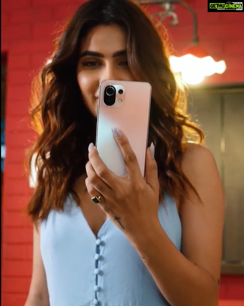 Karishma Sharma Instagram - The Mi 11 lite has the perfect hue for you! Available in beautiful Tuscany Coral, Jazz Blue, Vinyl Black colors and loaded with a 10-bit AMOLED display, your eyes will enjoy a wide spectrum of colors. Carry the Mi 11 Lite with you whereever you go as this smartphone is slimmest in the world with a host of features, and remaining light as ever so that you can have the best of both worlds! Check out @xiaomiindia for more details. #LiteAndLoaded #Mi11Lite #mismartphone