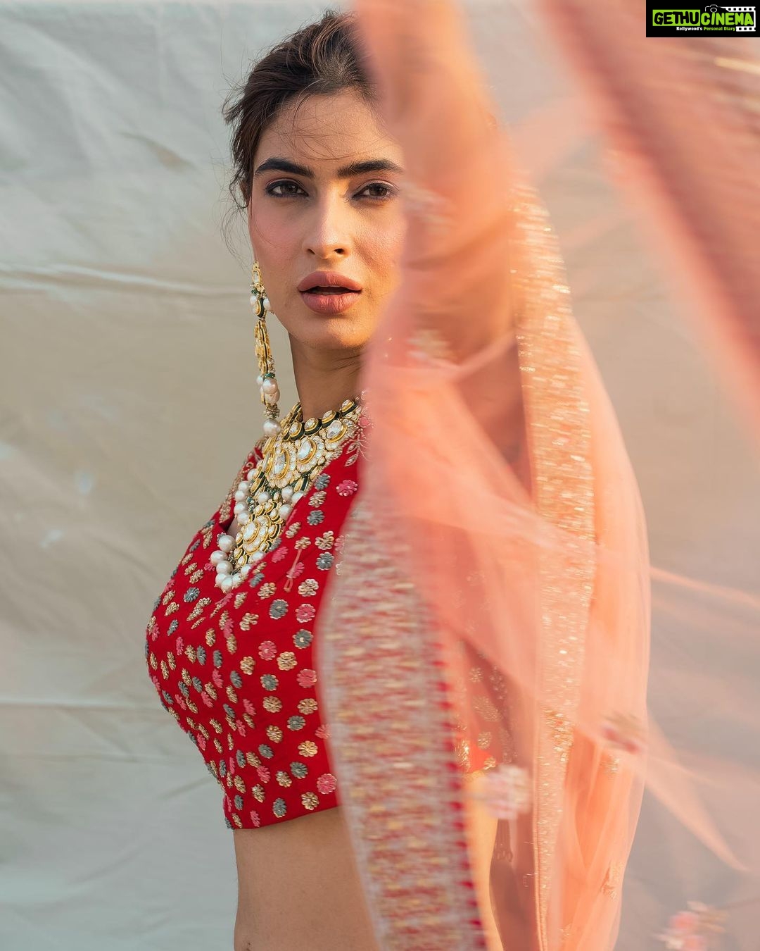 Karishma Sharma Instagram - Redefining luxury and yet holding a strong balance between heritage and modern times, @shreegkchudiwalas statement polki jewellery truly makes me anticipate a modern wedding tale. Jewellery- @shreegkchudiwalas Outfit - @vasansi_jaipur Agency - @scribbleindia @nandanisounkhiya Photographer - @biryanimasala #summerbride #bridaljewellery #polkidiamonds #pearls #jaipurbrand #indianbridaljewellery #wedding #wedmegood #bridalnecklace #jaipurjewellery #summercollection # summerwedding #diamondpolkijewellery #jewelleryaddict