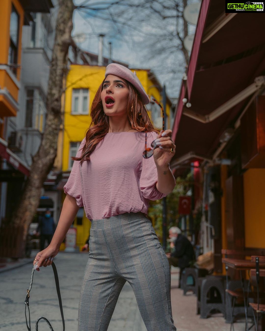 Karishma Sharma Instagram - Kaun hai wo jisne mujhe mud ke dobara nahi dekha??? 🤨 Who is heee? 📸 @mohitvaru @veromodaindia @goturkiye @turkeytourism_in @goldcoastfilmsofficial #VeroModaWomen #VeroModaTravelDiaries #GoTürkiye #Turkeytourism_in #OnlyInTürkiye #ReTurkey #SafeTourism #ReadyAndSafeTürkiye #SafeTourismTürkiye #goldcoastfilms Istanbul, Turkey
