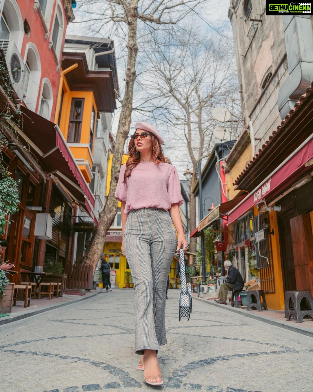 Karishma Sharma Instagram - Kaun hai wo jisne mujhe mud ke dobara nahi dekha??? 🤨 Who is heee? 📸 @mohitvaru @veromodaindia @goturkiye @turkeytourism_in @goldcoastfilmsofficial #VeroModaWomen #VeroModaTravelDiaries #GoTürkiye #Turkeytourism_in #OnlyInTürkiye #ReTurkey #SafeTourism #ReadyAndSafeTürkiye #SafeTourismTürkiye #goldcoastfilms Istanbul, Turkey