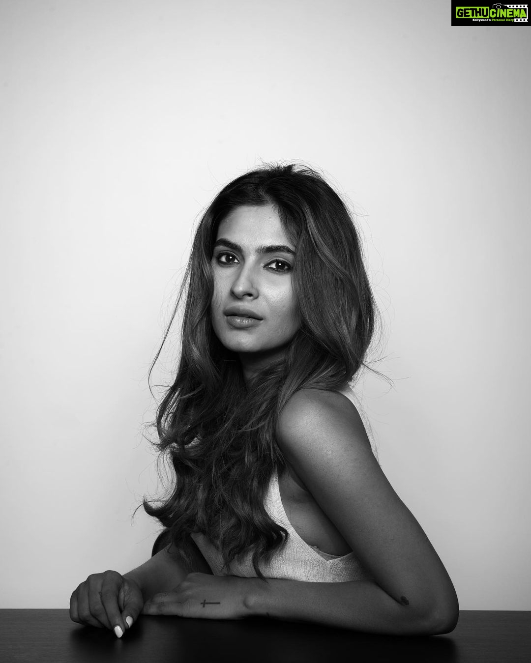 Karishma Sharma Instagram - Mia: “Don’t you hate that?”
Vincent: “What?” M: “Uncomfortable silences. Why do we feel it’s necessary to talk about bullshit in order to be comfortable?”
V: “I don’t know. That’s a good question.” M: “That’s when you know you’ve found somebody special. When you can just shut the fuck up for a minute and comfortably enjoy the silence. 📸 @bharat_rawail Makeup 💄 @aafreenmakeupandhair
