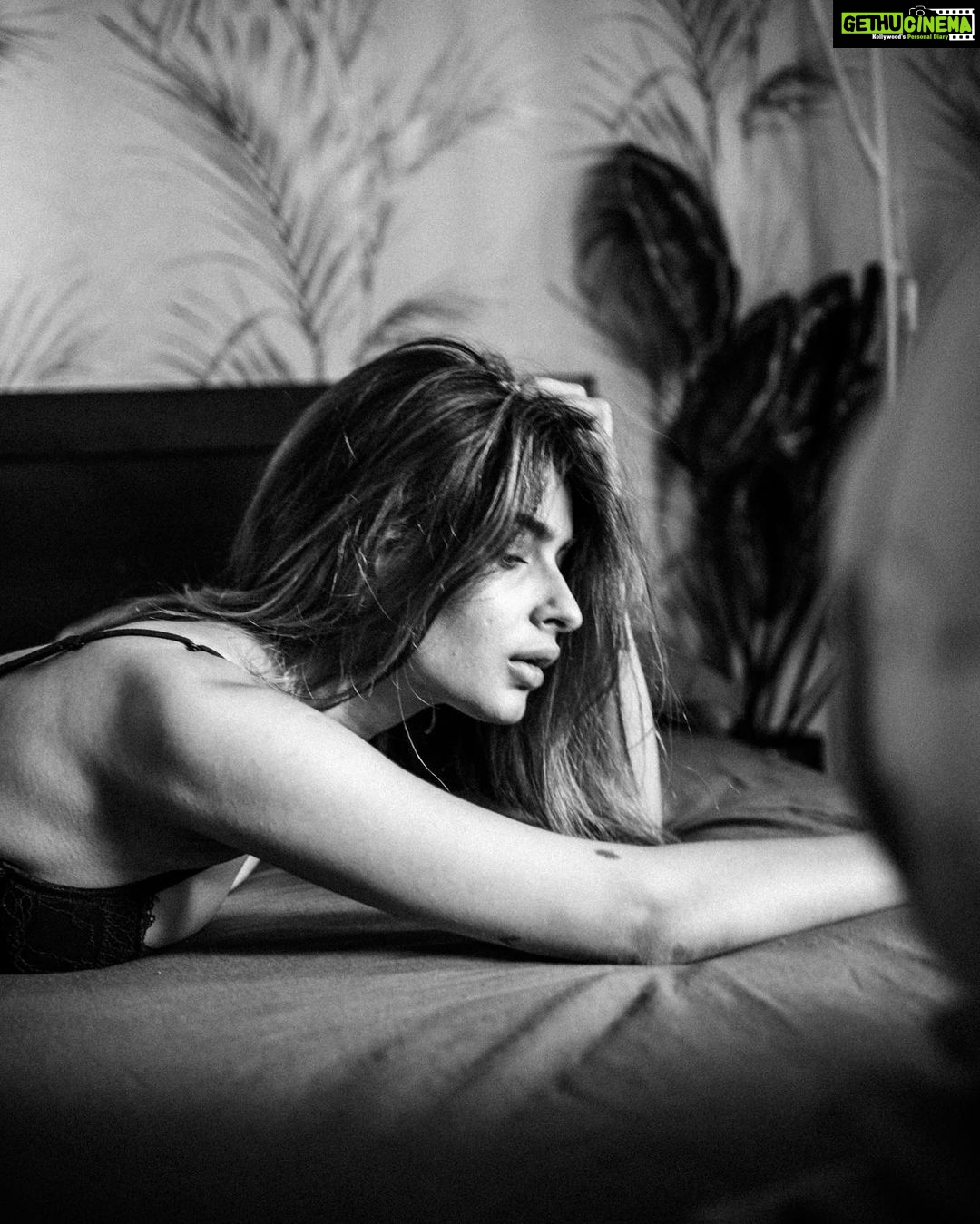 Karishma Sharma Instagram - Jab jab dard ka baadal chaya Jab ghum ka saya lehraya Jab aansoo palkon tak aya Jab yeh tanha dil ghabraya Humne dil ko yeh samjhaya …Dil aakhir tu kyun rota hai Duniya mein yunhi hota hai Yeh jo gehre sannate hain Waqt ne sabko hi baante hain Thoda ghum hai sabka qissa Thodi dhoop hai sabka hissa Aankh teri bekaar hi nam hai Har pal ek naya mausam hai Kyun tu aise pal khota hai Dil aakhir tu kyun rota hai -Zindagi Na Milegi Dobara