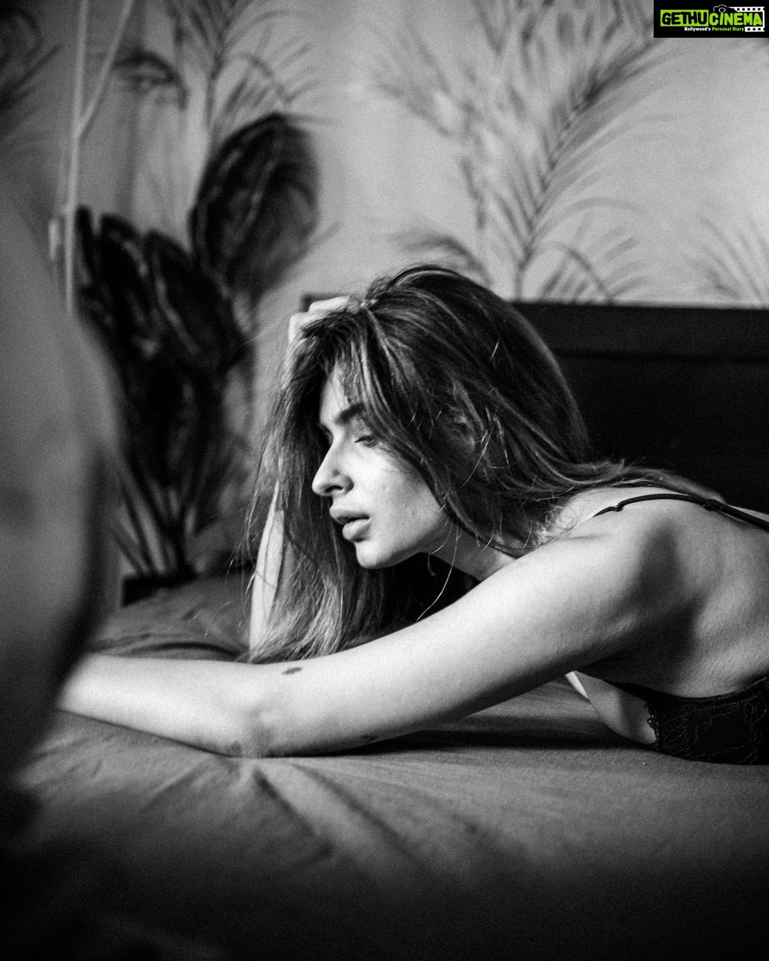 Karishma Sharma Instagram - Jab jab dard ka baadal chaya Jab ghum ka saya lehraya Jab aansoo palkon tak aya Jab yeh tanha dil ghabraya Humne dil ko yeh samjhaya …Dil aakhir tu kyun rota hai Duniya mein yunhi hota hai Yeh jo gehre sannate hain Waqt ne sabko hi baante hain Thoda ghum hai sabka qissa Thodi dhoop hai sabka hissa Aankh teri bekaar hi nam hai Har pal ek naya mausam hai Kyun tu aise pal khota hai Dil aakhir tu kyun rota hai @bharat_rawail