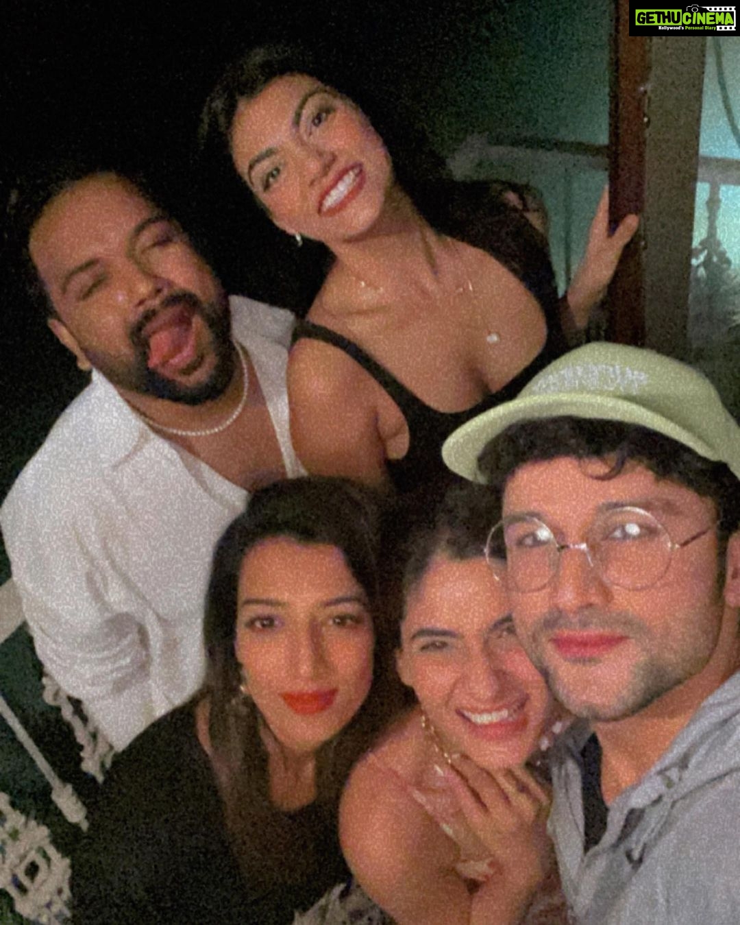 Karishma Sharma Instagram - My babiesss! This is a late birthday post to tell you all I loveee you guys!!! Thanks for always annoying me (especially Sahil and meghna) 🤪 and being there for me especially when I can be super annoying. F.R.I.E.N.D.S like Family.
