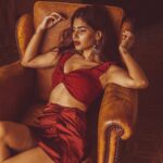 Karishma Sharma Instagram – Roses are red, violets are blue, I’m a Secret Santa, and this gift is for you. 🤪🎄🎄 Merry Christmas babies 💛 Eatttt a lot of cake 🎂

📸 @aishwaryaa_nayak_photography