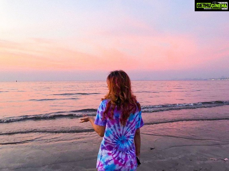 Karishma Sharma Instagram - On my happy happy day, going to the beach and having a conversation with the sea and a friend was an ecstatic yet very self reflecting. This year has been strange, it's been so challenging and yet I've learnt so much. I have become much wiser and have learnt so much about myself. I have realised, that to love without expectations is the most liberating feeling you can get and how important it is to be kind to yourself. I felt pain but I have learnt to let go of the pain and feel happy again. This year has been a blessing in disguise.