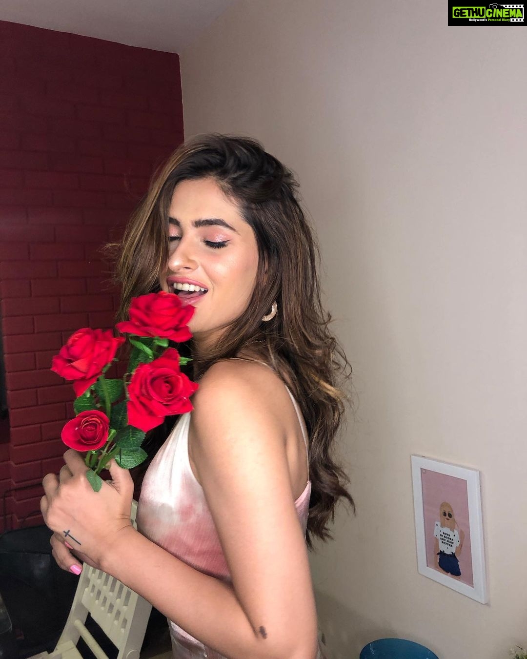 Karishma Sharma - 146.6K Likes - It was just a buy yourself flower kinda day.
So she did 🌸💫
