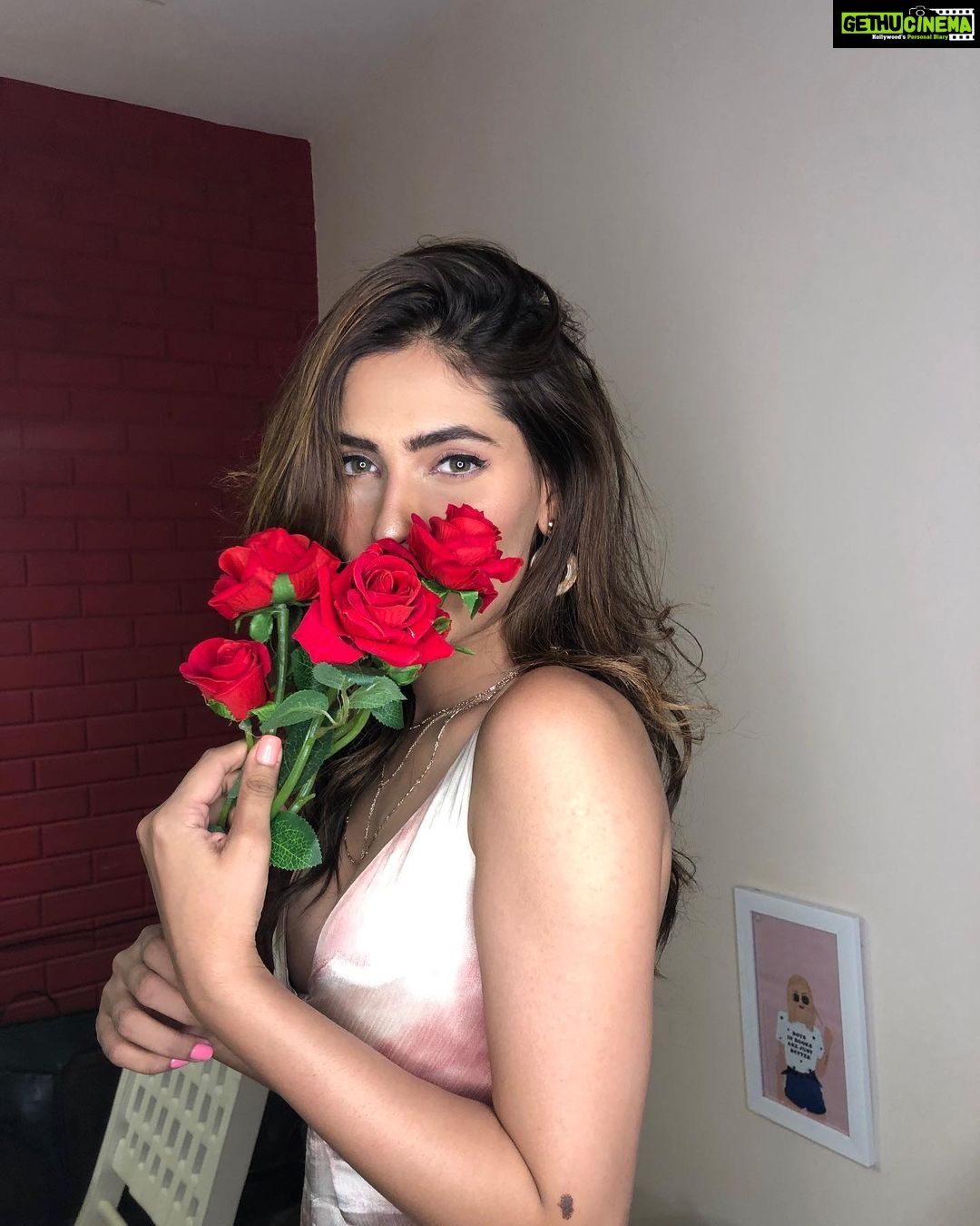 Karishma Sharma - 146.6K Likes - It was just a buy yourself flower kinda day.
So she did 🌸💫