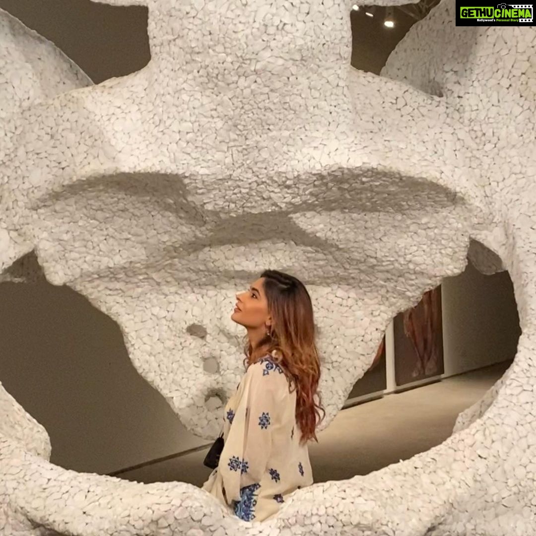 Karishma Sharma Instagram - Sunday finally was a fun day, gallery hopping. @mumbai_gallery_weekend 1st photo - @paragsonargharestudio places the human body in focus, which not only shows strength and passion, but also it’s vulnerability and sensuality. Skin maps to the soul of a human. 2nd photo- KAMA, made from the marble stones discarded in the making of deities takes the form of female pelvis bone. Playful yet poignant. It’s signifies life in a form. #Prashantpandey 3rd video- The sculpture series ‘picking up the pieces of myself’ inspired by temple sculptures, see shilo embodying myth,casting parts of her body in brass as metaphor for how we break and bring ourselves back together. #Shilo 5th photo- @rithikamerchant Invites us to ponder the age old questions of what is deemed worthy of saving and how we strike a balance? Is there a possibility of a utopia or are we chasing after the unattainable? What we take with us and what gets left behind? 6th photo - @sam_kulavoor It’s called “I like it? What is it? Hinting at notion of virtual augmented reality creating things on the screen where nothing exists in physical space.
