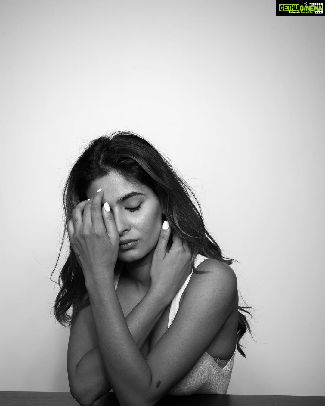 Karishma Sharma Instagram - Mia: “Don’t you hate that?”
Vincent: “What?” M: “Uncomfortable silences. Why do we feel it’s necessary to talk about bullshit in order to be comfortable?”
V: “I don’t know. That’s a good question.” M: “That’s when you know you’ve found somebody special. When you can just shut the fuck up for a minute and comfortably enjoy the silence. 📸 @bharat_rawail Makeup 💄 @aafreenmakeupandhair