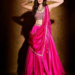 Karishma Tanna Instagram - Feeling pink 👄 #diwali #love #potd #feel Outfit @punitbalanaofficial Make up @makeupbyvishakha Hair @shefali_hairstylist.81 Jewellery- Earrings / mangtika , Neckpiece - @shreenathjimumbai Ring @golecha_jewels Handcuffs , ring @gbtbetrue Stylist @stylebysaachivj Assisted by @nehha_o Click @dieppj