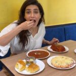 Karishma Tanna Instagram - Re living memories. Small joys☺️ I used to come to sukh sagar chowpatty with my family on sundays to eat pav bhaji, Dosa and everything possible junk. It was pure bliss n happiness for me . ❤️ M so glad I did it all again wit my partner @varun_bangera #bestmemories #nostalgia #love #smalljoys