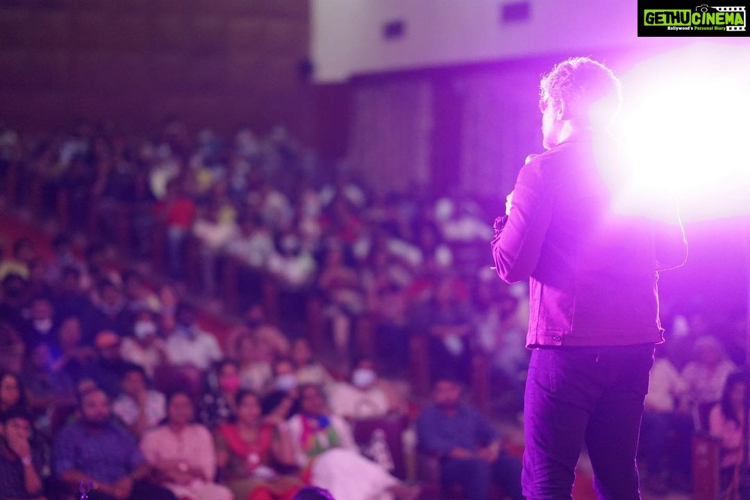 Karthik Kumar Instagram - Aansplaining: Singapore august 27th. Last 50 tickets left. Buy now or regret for life🤷🏽♂️. Tickets in bio ❤️