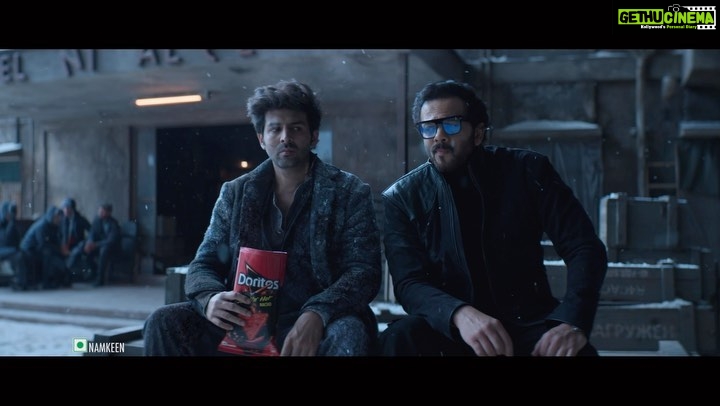 Kartik Aaryan Instagram - Bhai ye chip nahi, Fire hai Fire🔥 Ab samjah mein aaya kyun khane nahin de rahe the Doritos wale... But jab sath mein @itsrohitshetty sir ho to aag se khelne ka alag hi maza hai 😋 @doritosindia #ChipsNahiFire #ForTheBold #Ad