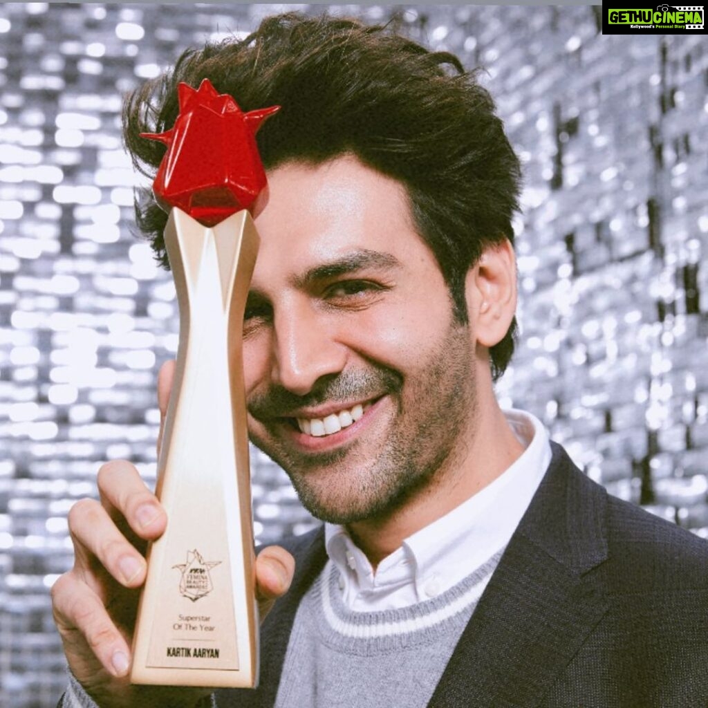 Kartik Aaryan Instagram - Superstar Of The Year ❤🙏🏻 #Bhoolbhulaiyaa2 and Now #Freddy Two films two different characters have given me so much love this year Thank you @feminaindia Awards !! Gratitude 🙏🏻