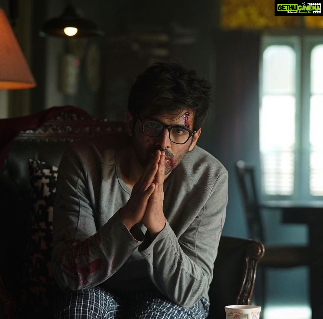 Kartik Aaryan Instagram - On Cloud Nine Right Now !! 🙏🏻 Stoked with the humongous response of the Janta Janardan and all the reviews to #Freddy 🙏🏻🐢 Its not Friday, Its #FreddyDay 🖤