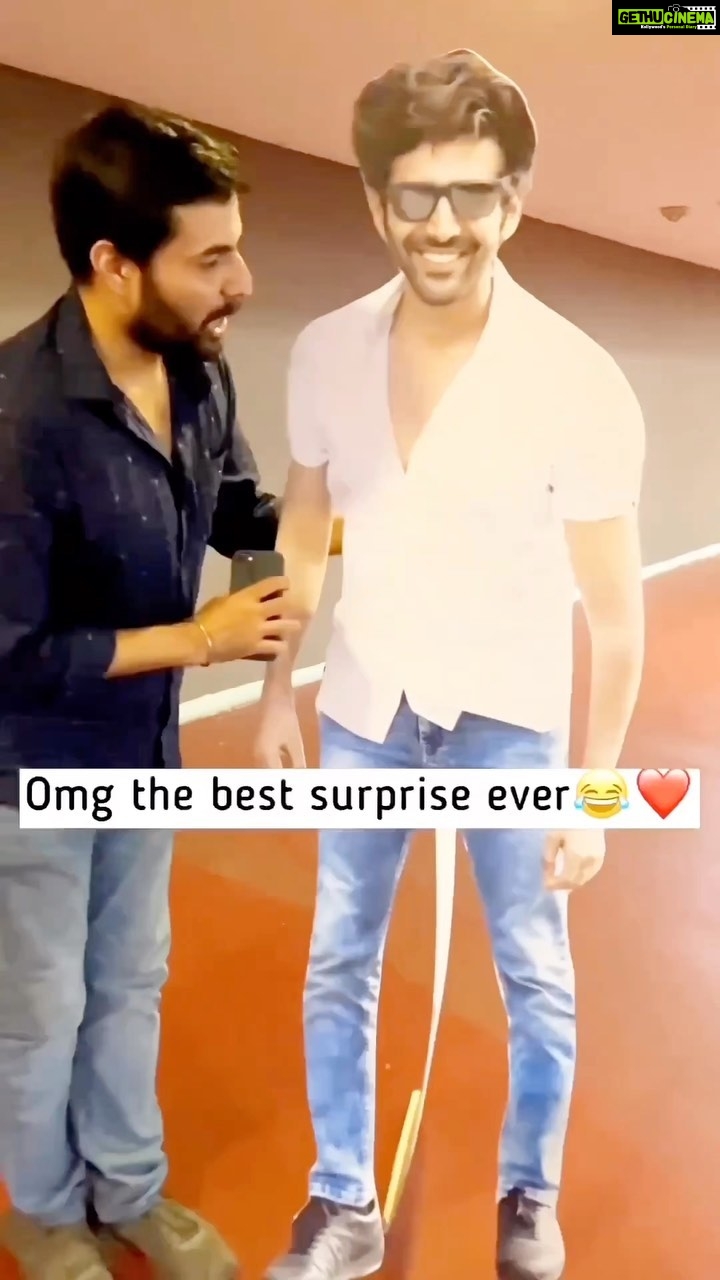 Kartik Aaryan Instagram - Mujhe hi bula liya hota, Cutout ki kya zaroorat thi 😂❤️ But a very thoughtful welcome ❤️ Reposted • @viralbhayani MADNESS and FAN FOLLOWING of Kartik Aaryan is something i have not seen in a while for any other. This video of a boy carrying Kartik’s cut out to pick her friend from the airport shows what all people do for him and his connect with the people and mass is UNREAL ❤️ #kartikaaryan 🎥 @priyanka_trisal