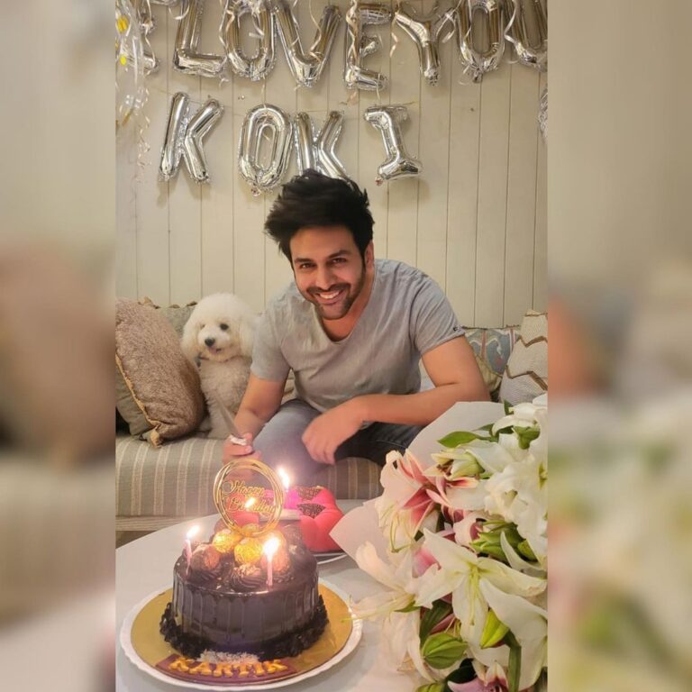 Kartik Aaryan Instagram - In every birth i would like to be born as your koki❤️ Thank you for the sweet birthday surprise mummy- papa, Katori n Kiki😘🎂❤️🙏🏻