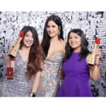 Katrina Kaif Instagram - Nykaa Femina Beauty Awards 💫 *Beauty Entrepreneur of the Year 💁🏻‍♀️ *Best Matte Blush Award : Kay Beauty 💄 Big wins for @kaybykatrina , so proud of our entire team who has made this dream a reality ❤️ With our girls @vibhutivarma @miss.walia 👯 #feminanykaabeautyawards #kaybeauty #itskaytobeyou #nykka