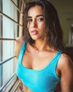 Komalee Prasad Instagram - Mood swings ☀️🌧

📸 @the_pixel_farmer