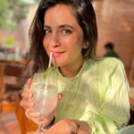 Komalee Prasad Instagram - Just a Thursday dose of sunset 🌤 , lime water 🍸and me who always makes faces to the camera 😛 #candidsarealwaysnotfake Oorjha Cafe