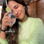 Komalee Prasad Instagram - Just a Thursday dose of sunset 🌤 , lime water 🍸and me who always makes faces to the camera 😛 #candidsarealwaysnotfake Oorjha Cafe
