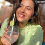 Komalee Prasad Instagram - Just a Thursday dose of sunset 🌤 , lime water 🍸and me who always makes faces to the camera 😛 #candidsarealwaysnotfake Oorjha Cafe