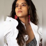 Komalee Prasad Instagram – Sweet 🌶🌶🌶

@the_pixel_farmer ‘s click
@sumaiah.tabassum ‘ styling
@makeupbyramakrishna makeup 
@naidukavala hair 
At @avo_kitchen_grill #friday