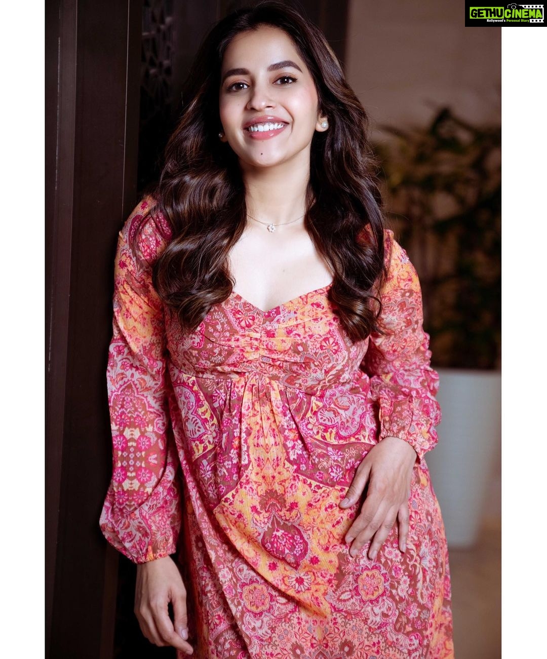 Komalee Prasad Instagram - 1 , 2 or 3 ???? πΈβ¨π Wearing @aarkeritukumar Styled by @shilpagns Photographer @vincentkingstudios Makeup @makeupbyramakrishna Hair @naidukavala For #modernlove #modernloveonprime