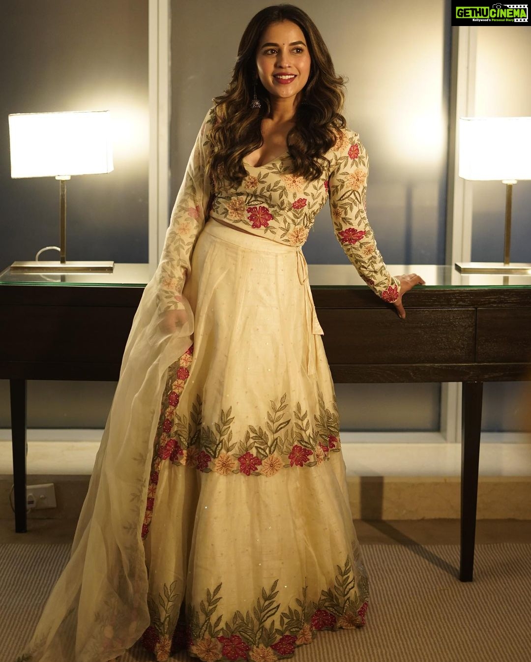 Komalee Prasad Instagram - You can look at me while I look away ✨🌈🌸🤠Outfit- @midushibajorialabel from @zowed_hyderabad Wedding Lounge & Store Hyderabad @aayusheesinghania Styling- @shilpagns Makeup- @makeupbyramakrishna Hair- @naidukavala Photographer- @vincentkingstudios @harishvobbilisetty For the trailer launch of #modernlove #modernloveonprime