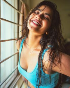 Komalee Prasad Instagram - Mood swings ☀️🌧

📸 @the_pixel_farmer