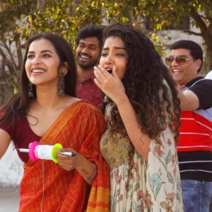 Komalee Prasad Instagram - Kavya and Shruthi 🥰
Kites and laughter…. 🪁
Festival with the team #rowdyboys ♥️